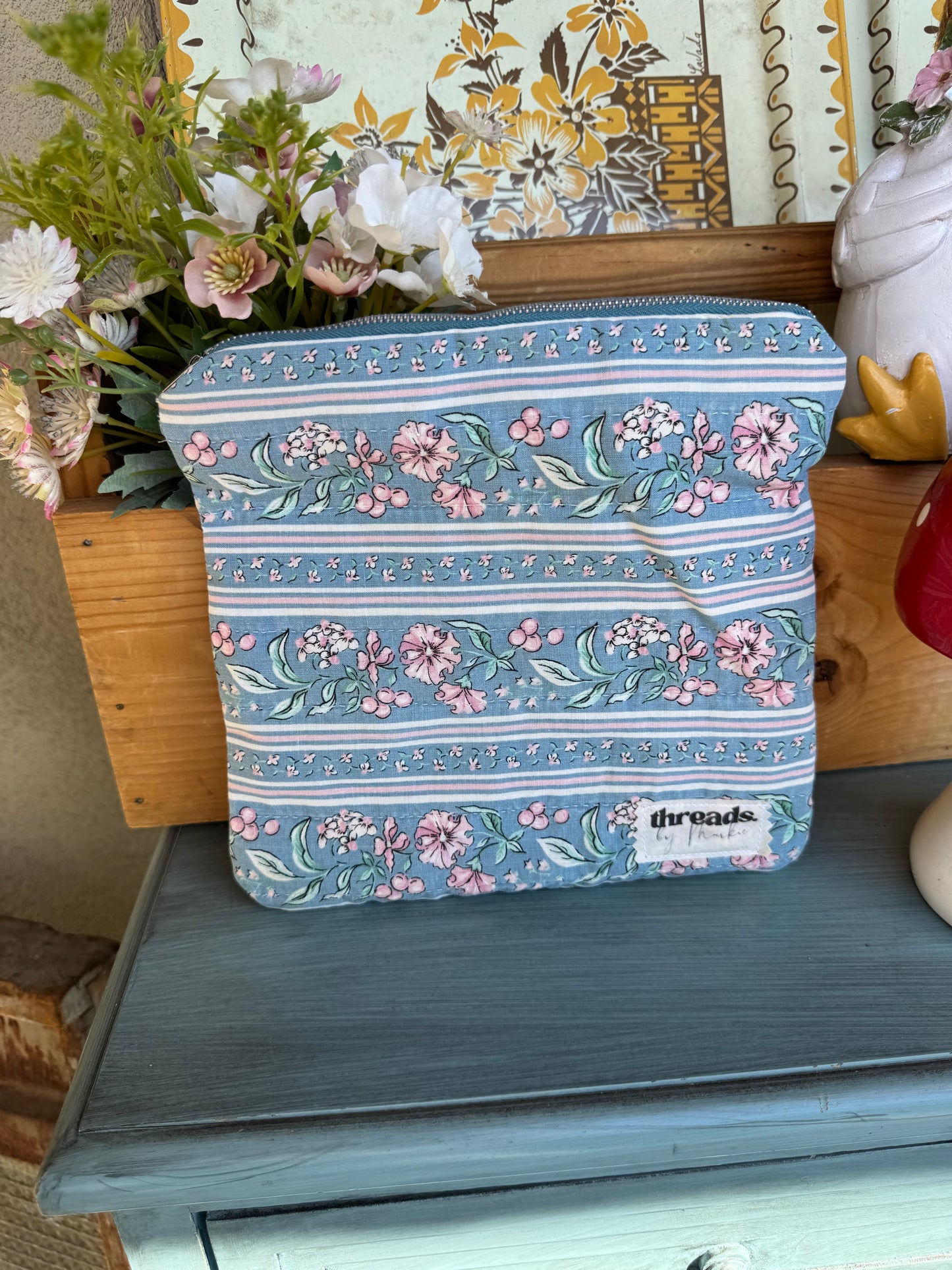 Vintage-Style Floral Zipper Pouch